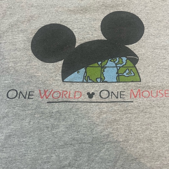 Vintage Walt Disney “One World One Mouse t-shirt. Armpit to armpit measures 23” - Picture 2 of 4